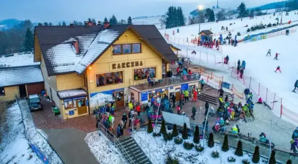 Jaką nazwę nosi centrum narciarskie na Mazurach? Odkryj Kurza Góra