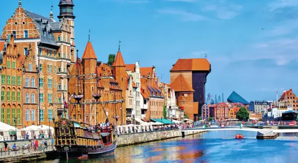 Gdańsk, malowniczy widok z żaglowcem. Marzysz o podróży do Sztokholmu? Sprawdź cenę promu!