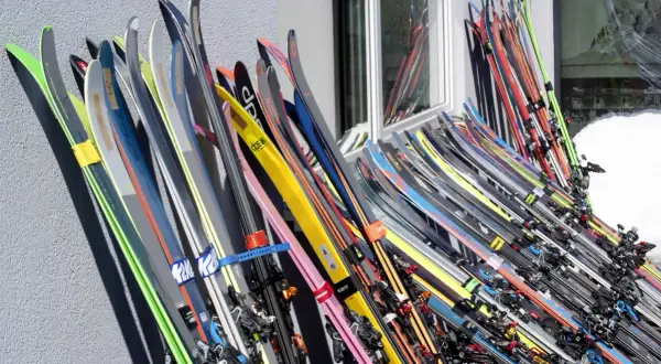Reihe von Skiern, darunter K2 Wayback 88 Modelle, lehnen an einer Wand. Bunte Modelle für den Test bereit.