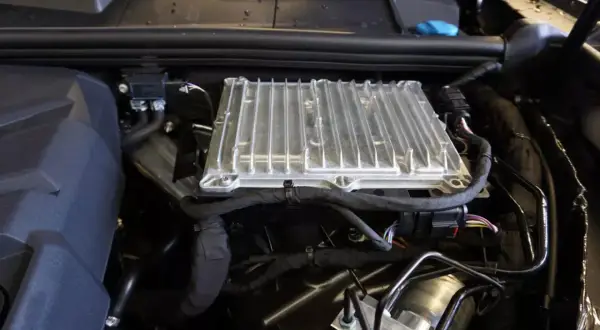 Elektronika silnika gotowa do tuningu. Widoczny moduł sterujący i okablowanie.
