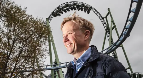 Liseberg vd ler med berg-och-dalbana i bakgrunden.