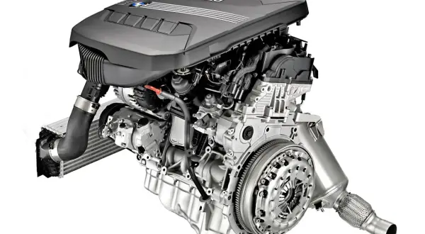 Silnik BMW M47 z turbosprężarką i elementami układu dolotowego.