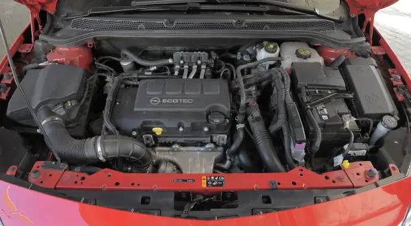 Które silniki Opla mają hydrauliczną regulację zaworów i jak je serwisować?