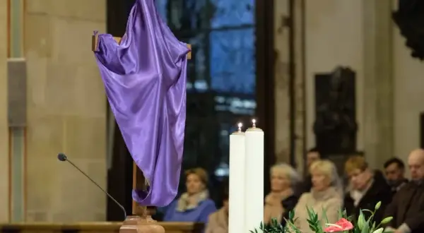 Ile świec na ołtarzu? Poznaj tajemnice liturgii katolickiej