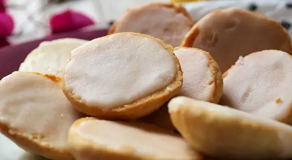 Amerikaner-Rezept: Leckere, glasierte Kekse auf einem Teller, bereit zum Genießen.