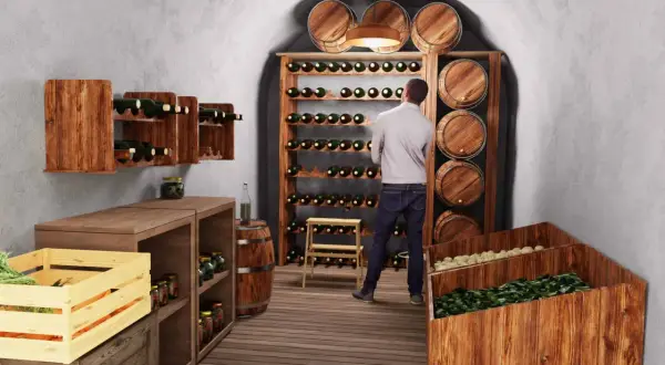 W piwniczce na wino mężczyzna wybiera butelkę z regału. Obok stoją beczki i skrzynie z warzywami.
