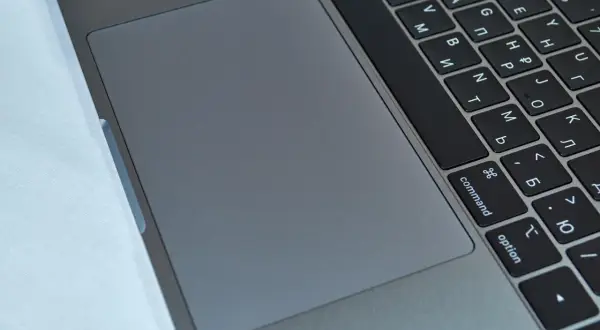 Klawiatura laptopa z szarym touchpadem. Klawisz "command" obok "option" czeka na naciśnięcie, by ctrl f co robić.