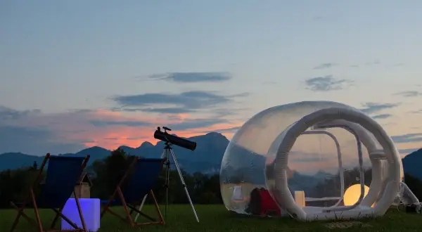 Un lieu insolite autour de Nice : une bulle transparente pour observer les étoiles, avec télescope et chaises longues, au coucher du soleil.