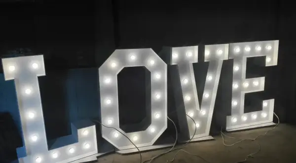 Litery LOVE z podświetleniem, idealne na wynajem na imprezy.