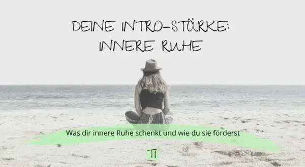 Eine Frau sitzt am Strand, umgeben von der Weite des Meeres. Sie strahlt eine tiefe innere Ruhe aus, die ihr wahre Stärke verleiht.