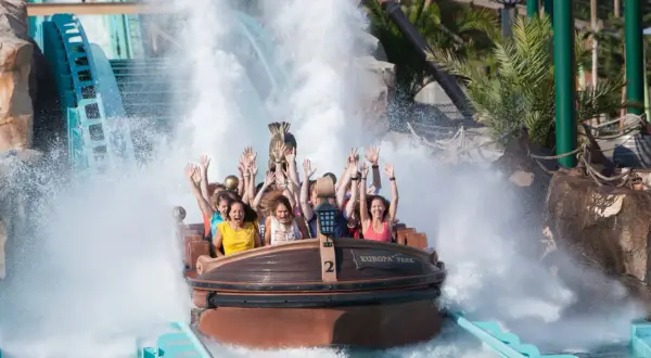 Bootsfahrt mit spritzendem Wasser und jubelnden Menschen im Europa-Park.