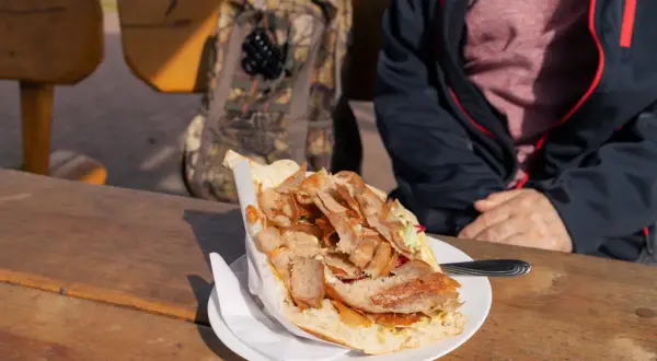 Czy kebab to fast food? Odkryj prawdę o tym popularnym daniu