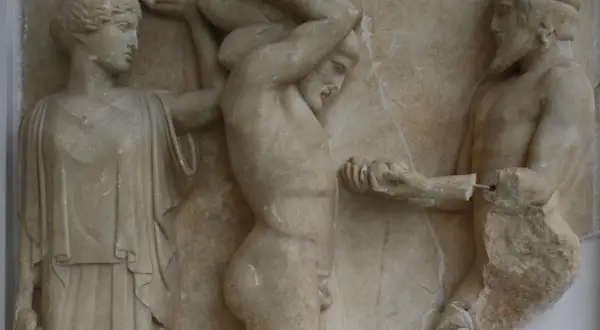 Bas-relief antique représentant des figures de l'atlas mythologie, dont un homme portant une charge sur ses épaules.