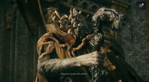 Margit, the Fell Omen z Elden Ring, z rogami i kosturem, groźnie patrzy.