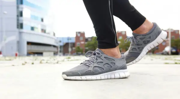 Grå sneakers dam 2026, redo för löprundan i stadsmiljö.