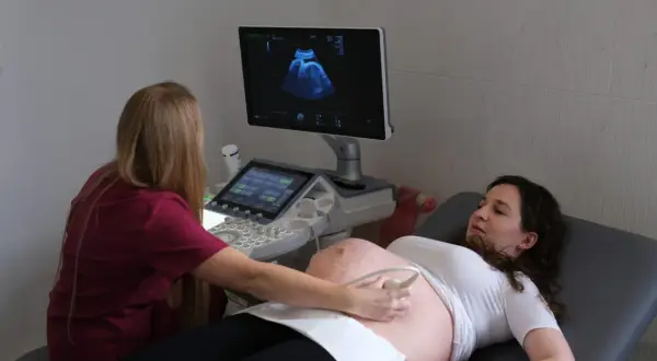 Badanie USG prenatalne. Czy przed badaniami prenatalnymi można jesc? Tak, zazwyczaj można jeść normalnie.
