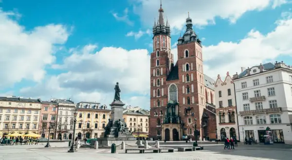 Krakowski Rynek Główny, największy rynek w Polsce, z Kościołem Mariackim i pomnikiem Mickiewicza.