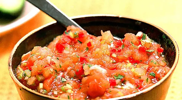 En skål med färsk pico de gallo, en klassisk mexikansk salsa med hackade tomater, lök, chili och koriander.