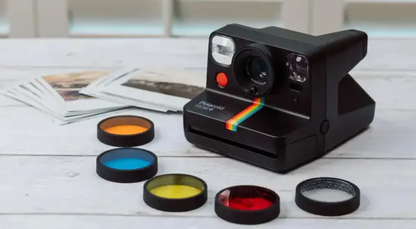 Aparat jak Polaroid? Instax vs Polaroid co wybrać i ile kosztuje?
