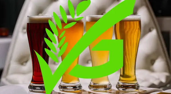 Quattro bicchieri di birra, uno scuro e tre chiari, con un simbolo verde che indica che la birra contiene glutine.