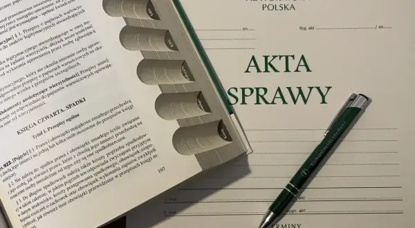 Księga spadkowa i dokumenty prawne, gotowe do przekazania spadkobiercy.