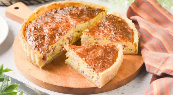 Quiche de bacon y queso recién horneada, lista para disfrutar. Una deliciosa receta que no te puedes perder.