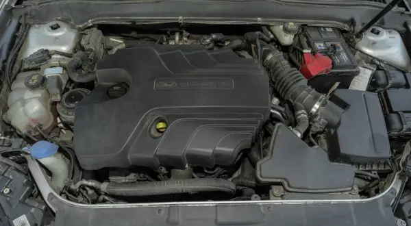 Silnik Duratorq 2.0 TDCI w Fordzie Mondeo MK5. Widoczny akumulator, zbiornik płynu chłodniczego i elementy układu dolotowego.