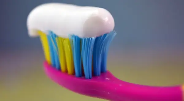 Kolorowa szczoteczka z białą pastą. Włosie jest ultra soft, co znaczy, że jest niezwykle delikatne dla dziąseł.