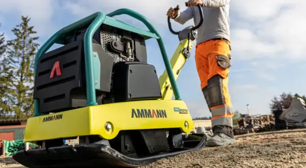 Zagęszczarka 100 kg Ammann, gotowa do pracy. Jej moc zapewnia dużą głębokość zagęszczania gruntu.