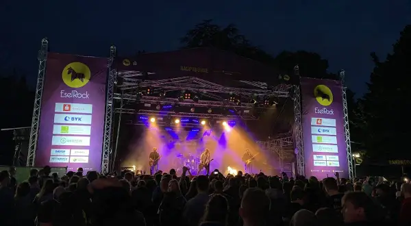 Band spielt auf der Hauptbühne beim EselRock Festival. Ein großes Publikum feiert die Musik.