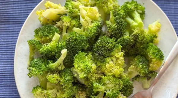 Brocoli cocido al dente, listo para disfrutar. El tiempo de cocción perfecto para mantener su color y nutrientes.