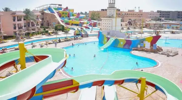 Kolorowe zjeżdżalnie wodne i baseny w Parrotel Aqua Park Resort. Statek piracki z wieżą i mnóstwem atrakcji dla całej rodziny.