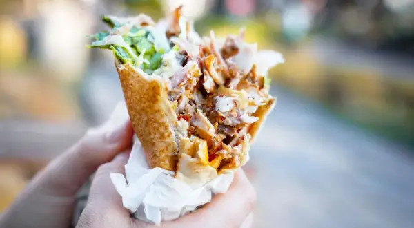 Ile kalorii ma kebab w bułce? Sprawdź i jedz lżej!