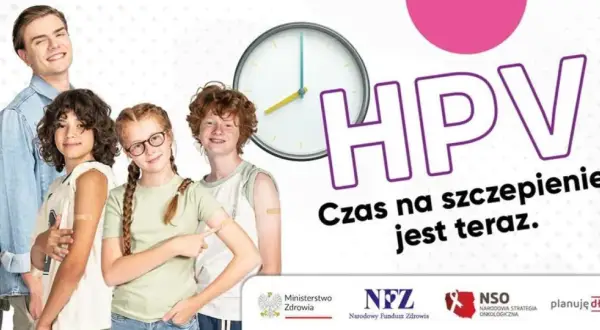 Grupa młodych ludzi z plastrami po szczepieniu. Hasło "Czas na szczepienie HPV jest teraz" zachęca do profilaktyki.