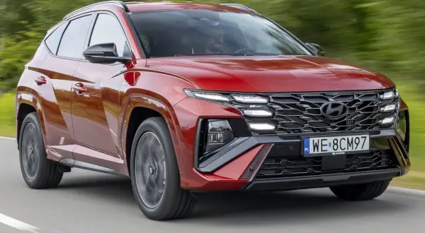 Czerwony Hyundai Tucson N Line w ruchu. Sprawdź aktualną hyundai tucson cena i wybierz swój wymarzony SUV.