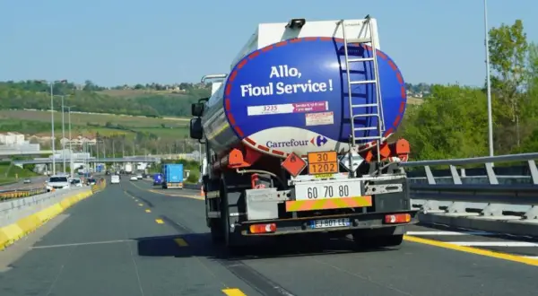 Camion ADR Carrefour sur l'autoroute, transportant du fioul. La citerne bleue affiche "Allo, Fioul Service!".