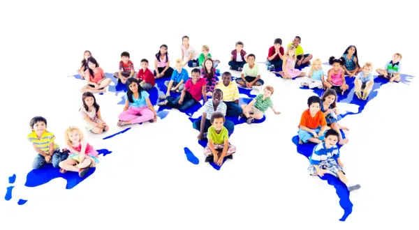 Dzieci z całego świata siedzą na mapie, celebrując dzień dziecka.