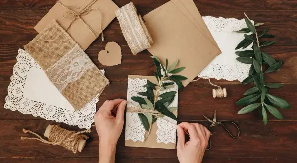 Zaproszenia ślubne DIY: Stwórz piękne i tanie krok po kroku!