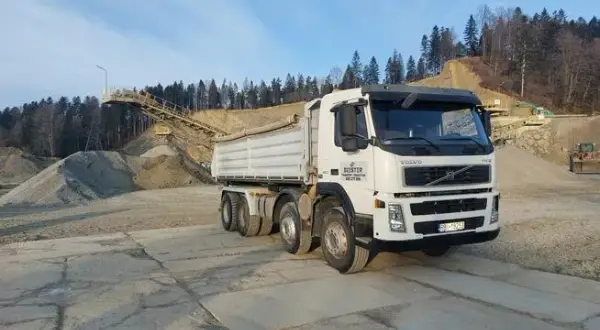 Ile kosztuje wywrotka żwiru? Sprawdź ceny i ukryte koszty transportu