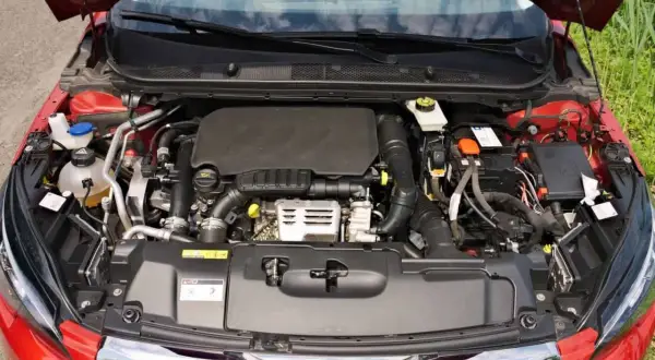 Silnik 1.2 PureTech w samochodzie Peugeot, czysty i zadbany, gotowy do drogi.