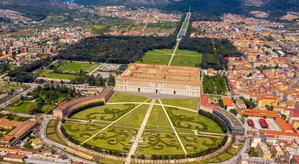 Reggia di Caserta, la piazza più grande d'Italia, con i suoi giardini barocchi e la lunga prospettiva che si perde all'orizzonte.