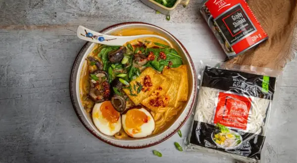 Aromatyczny ramen z grzybami shiitake, tofu i jajkiem. Idealna ilość soli do makaronu, by podkreślić smak.