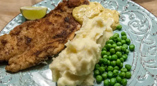 Panerad fisk med krämigt potatismos, gröna ärtor och en klick remouladsås. En klassisk och god måltid.