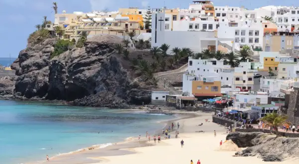 Piękna plaża i białe domy na Fuerteventurze. Idealne miejsce na wakacyjny **fuerteventura plan zwiedzania**.