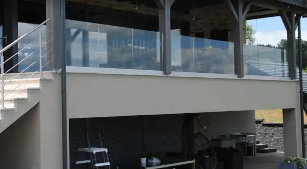 Balustrady szklane: Przewodnik po bezpieczeństwie, cenie i trendach
