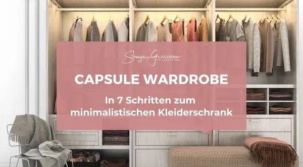 Ein aufgeräumter, minimalistischer Kleiderschrank mit einer Capsule Wardrobe. Kleidung ist ordentlich aufgehängt und gefaltet.