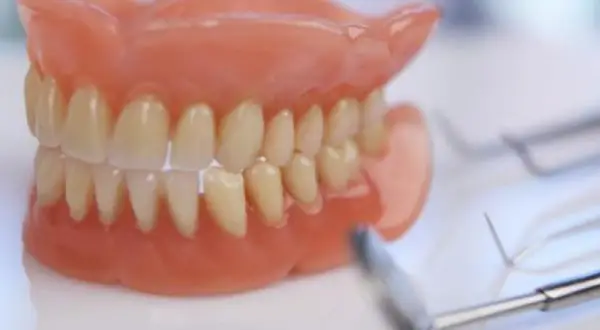 Protezy zębów i narzędzia dentystyczne. Dowiedz się, jak używać klej do protez dla lepszego dopasowania i komfortu.