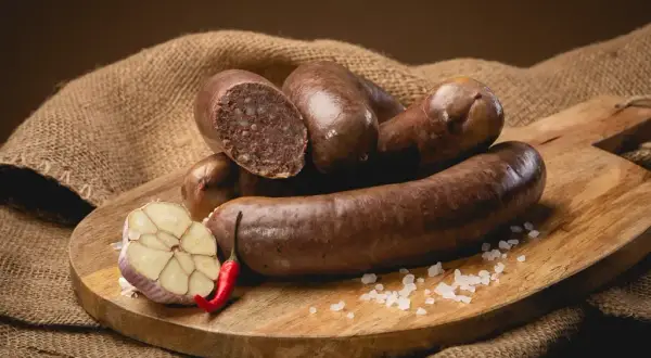 Co dodać do kaszanki, aby zaskoczyć smakiem i aromatem?