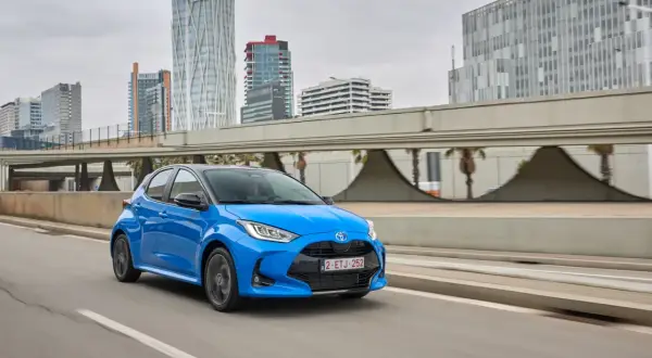 Auto ibrida blu in città, un'opzione ecologica per esplorare i vantaggi e gli svantaggi della mobilità moderna.