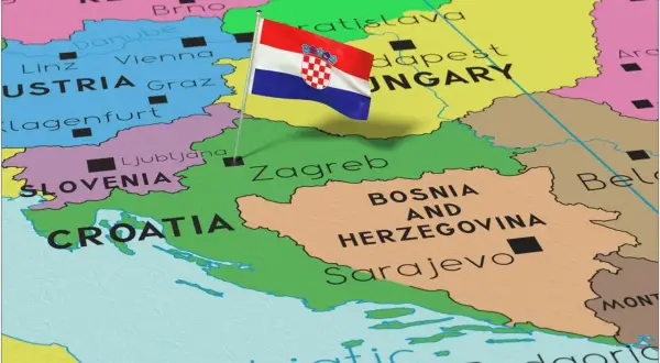 Chorwacja nad jakim morzem? Mapa pokazuje Chorwację z flagą, sąsiadującą ze Słowenią i Bośnią i Hercegowiną, nad Adriatykiem.